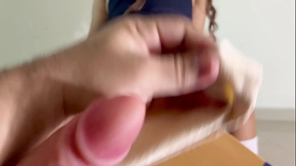 LA SIRVIENTA NALGONA ME SORPRENDE MIRANDOLE EL CULO Y SE MASTURBA PARA MI HASTA SACARME TODA LA LECHE.