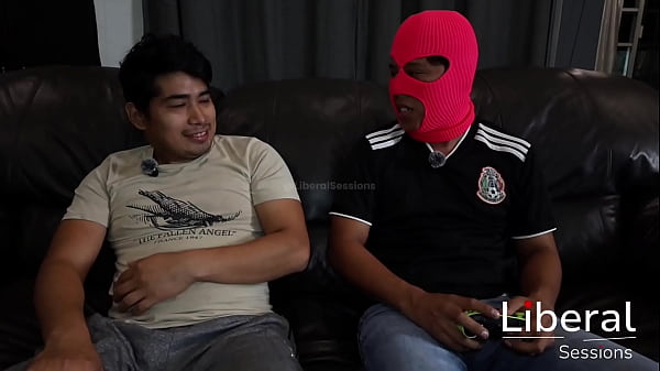 Mama cachonda le da unas buenas mamadas al amigo de su hijastro por curioso