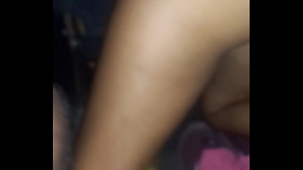 Asi descubres que tu esposa es infiel follando con tu amigo e el auto sin condon