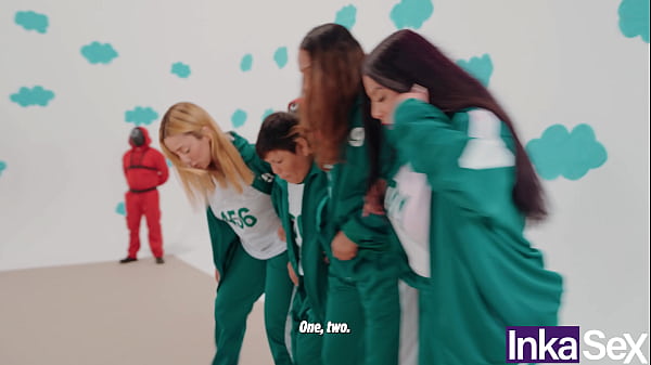 SQUID GAME FINAL - Vitoria Beatriz Brasilera tetona y culona participa en los juegos del calamar y es follada por unos ENANOS.