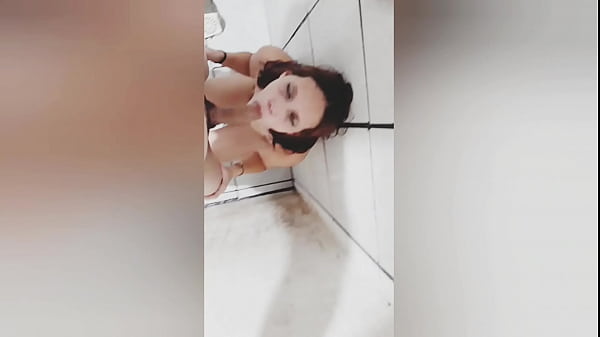 NOVINHA DEIXA GOZAR NA BOCA DELA