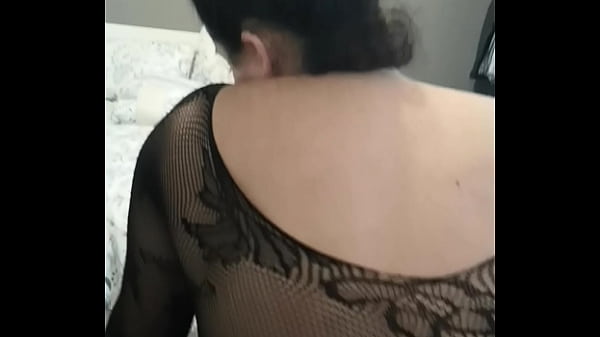 Moviendo mi culito mientras mi esposo me graba  