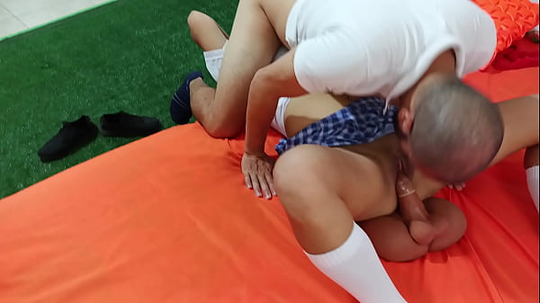 69 invertido entre estudiantes maduros!! ella es una puta mamando la polla gigante de su compa&ntilde;ero de clases 