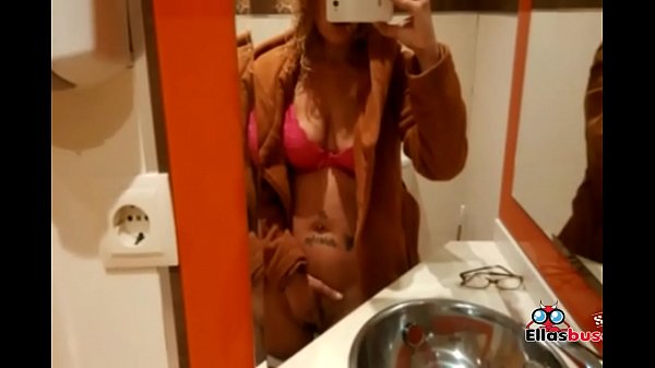 Rubia cachonda en ba&ntilde;o p&uacute;blico buscando sexo