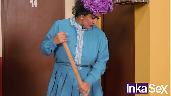 Don Mam&oacute;n muestra el culo de su Hijastra la Cholondrina y la vecindad termina en orgia anal.