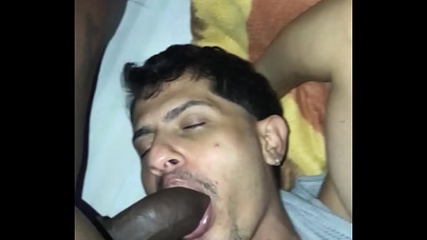 Neg&atilde;o da zona Oeste socou a pica preta na minha boca at&eacute; dar leite 