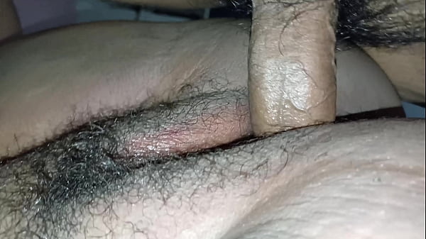 Latina gorda es cogida en la orilla de la cama