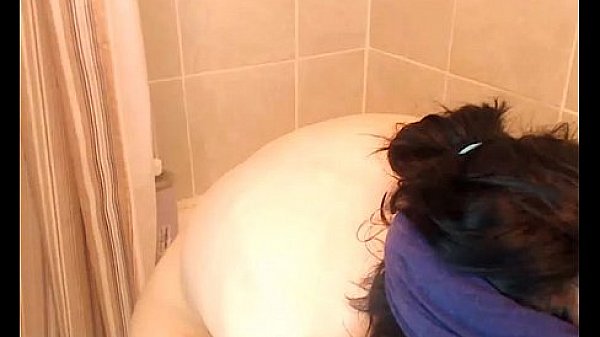 Gostosa se masturbando no banheiro