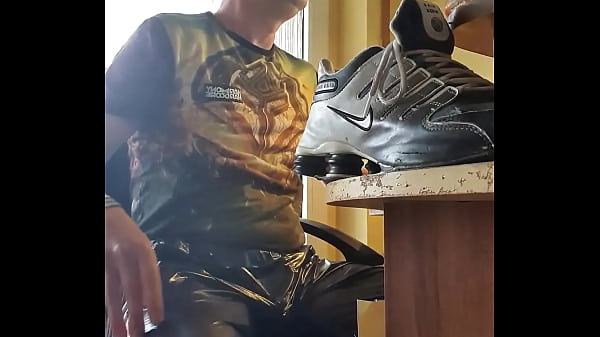 meine Shox und wichse meinen Harten schwanz ficke die Shox