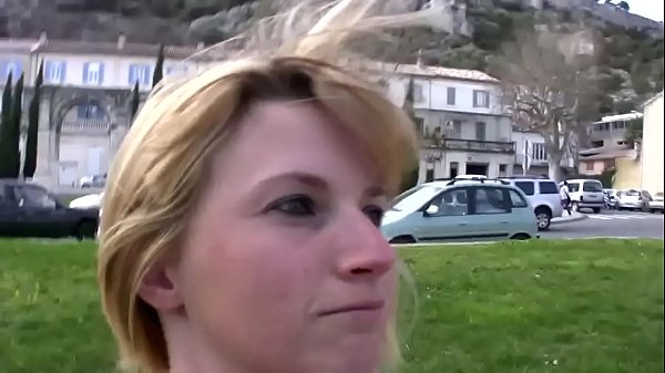 Una bella bionda mentre aspetta il ragazzo decide di seguire uno sconosciuto a casa sua  