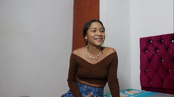 mi vecino caliente quiere que me lo folle y le quito su virginidad  