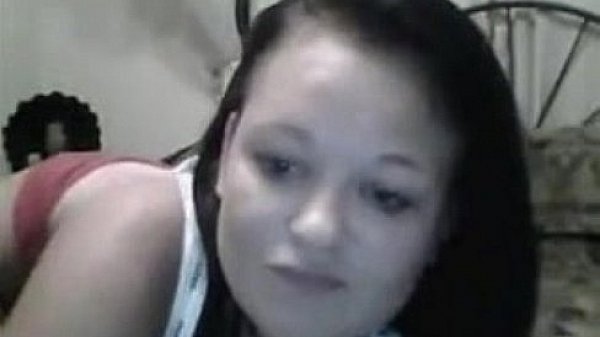 Sexy UK amateur teases on her live cam 