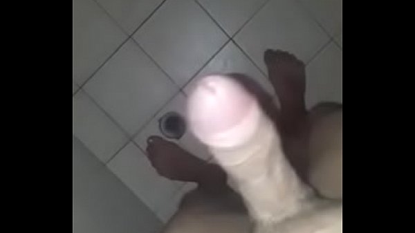 Una rica paja en la ducha individual gozando  