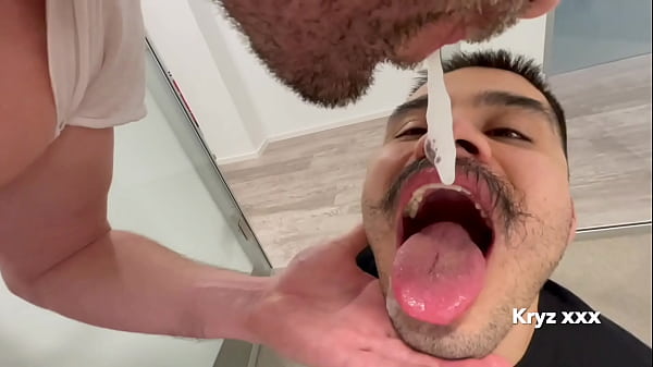 Hombre casado me folla en su oficina. PARTE 2