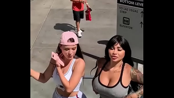 Tangas en plaza comercial  