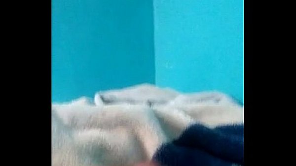 Novinho dotado do pau gostoso batendo uma no quarto de manh&atilde;