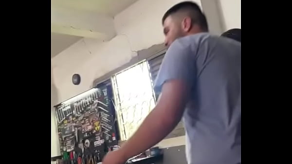 Dois baitola na oficina 