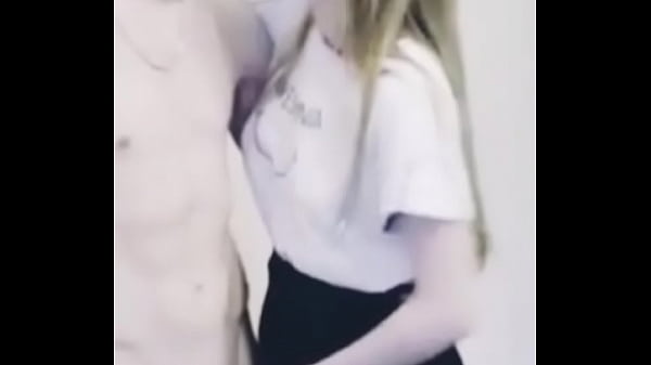 Metalera Argentina masturbando a un bobo  