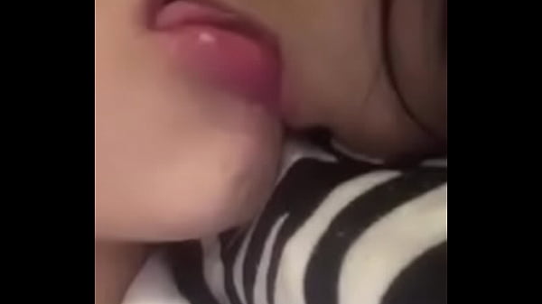 Um beijo bem safado e gostoso entre duas pessoas 