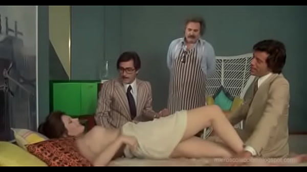 Edwige Fenech mostrando su trasero