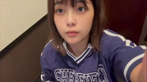 エロ本をみながらネットカフェでオナニーする人妻。旦那以外のちんぽ咥えて浮気してみたい&hellip;