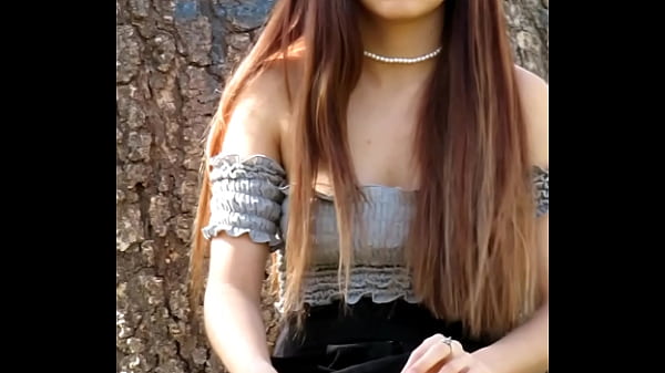 El polemico video de la chica argentina que se desnuda en las plazas a plena luz del dia