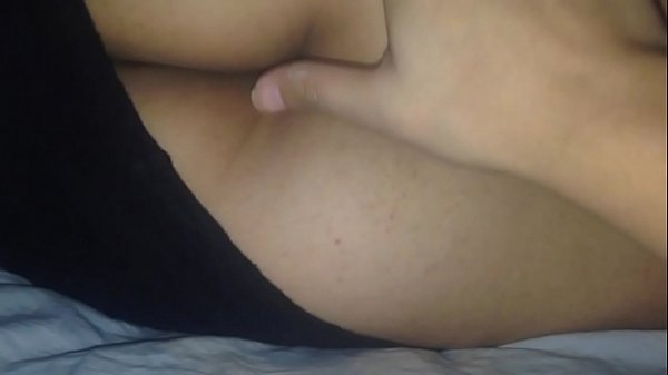 Me masturbo mientras mi mujer me observa sobre la cama