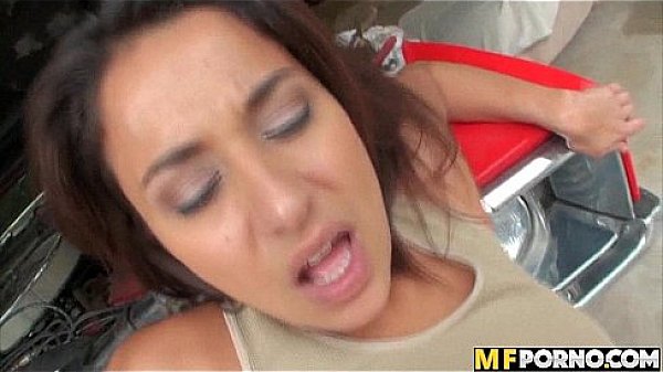 Car mechanic fucks a latina babe 3