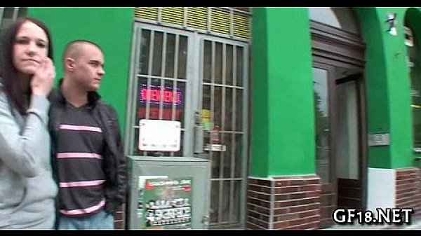 Babe spreads lengthy legs