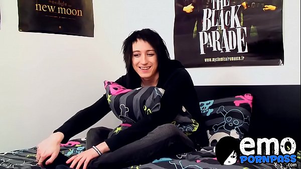 Fugly emo twink fucks a fleshlight