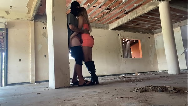 FUDENDO GOSTOSOO EM RESTAURANTE ABANDONADO NA BEIRA DA ESTRADA BAREBACK 