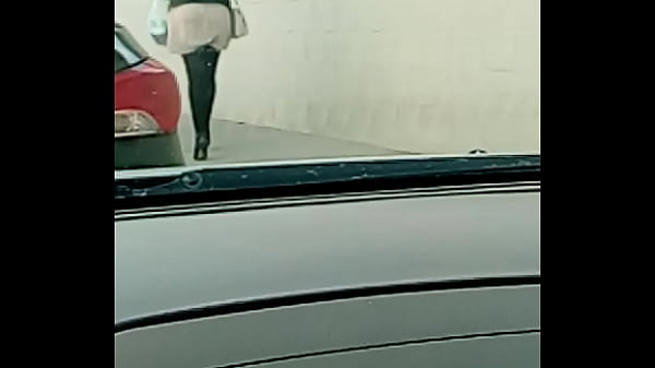 Falda con medias y tacones