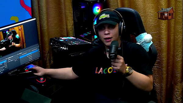 Dani Motta mostra seus peitinhos naturais, o apresentador ficou com tes&atilde;o - Podcast Completo no SHEER/RED