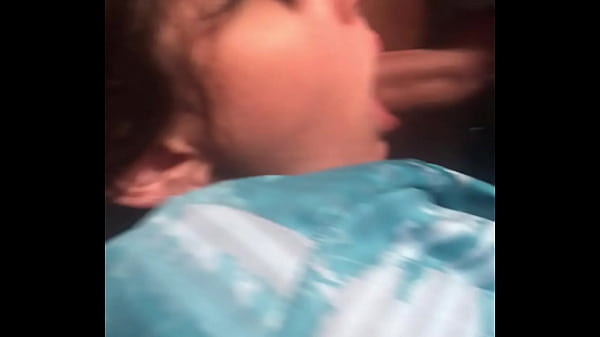 Novinha mamando, ela t&aacute; doida pra sentar.