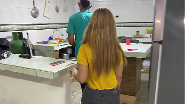 me follo a esa rica puta y le orde&ntilde;o sus peque&ntilde;as tetas