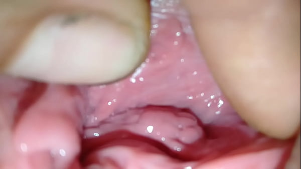 แหกหีสาวสวยแล้วเอานิ้วเขี่ยเม็ดแตดเล่นก่อนเอาควยยัดรูหี  