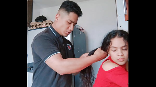 Mi vecina cachonda siempre que sale su esposo a trabajar se escapa para que yo la folle