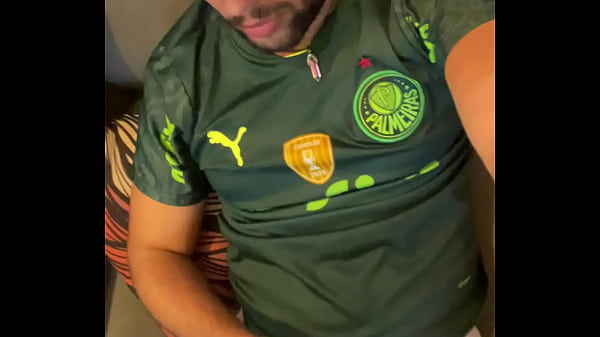 TORCEDOR DO PALMEIRAS COMEMORANDO VITORIA DO JOGO COM UMA BOA LEITADA.