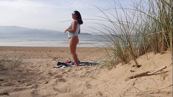I filmed a curvy MILF changing clothes and doing Exercises on the Beach