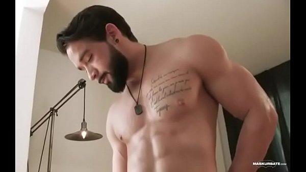 Musculoso usando juguetes sexuales en entrevista exclusiva