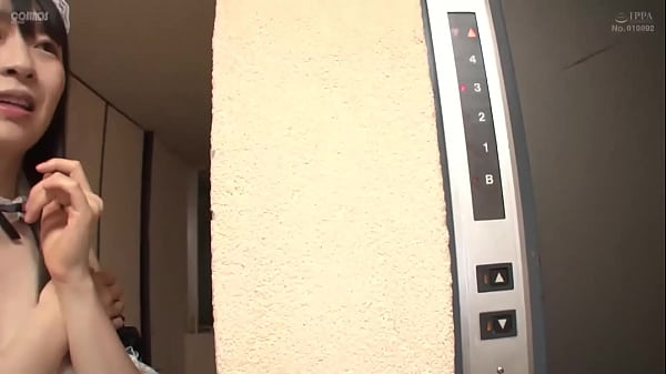 前半はメイド服でご奉仕精飲、後半はドMな羽月ママを責めまくる！感じると噴き出す母乳が最高にエロいです 