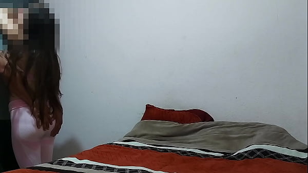 Viejo rabo verde seduce a morrita  aun en edad de bachillerato -  La ve en la calle y le ofrece dinero el viejo puerco y la tonta chamaca cae en sus garras, sus padres le hablan al celular en medio de la culeadera, casero real, no finjido