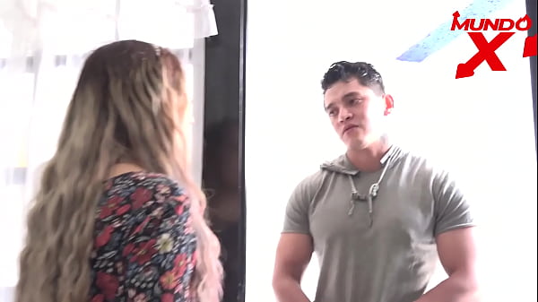 Rubia joven chupa la polla del amigo de su hijastro y &eacute;l se corre en su boca 