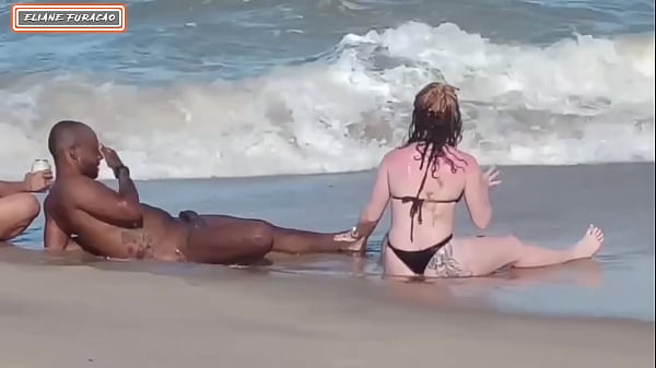 Fizemos sexo com estranho na praia ele deixou n&oacute;s duas toda fodida