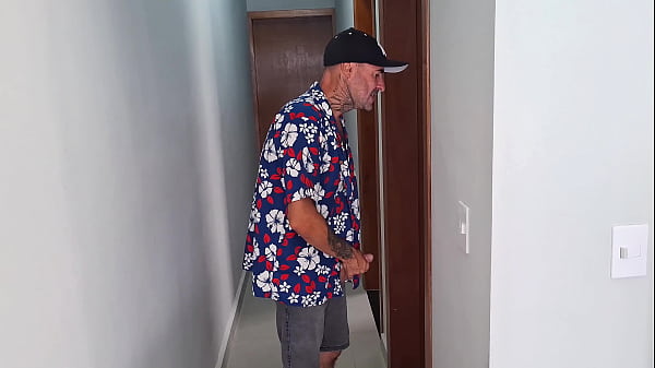 Velho maduro entra no banheiro com novinha!