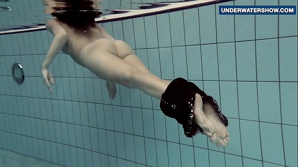 Flashing bright tits underwater makes everyone horny