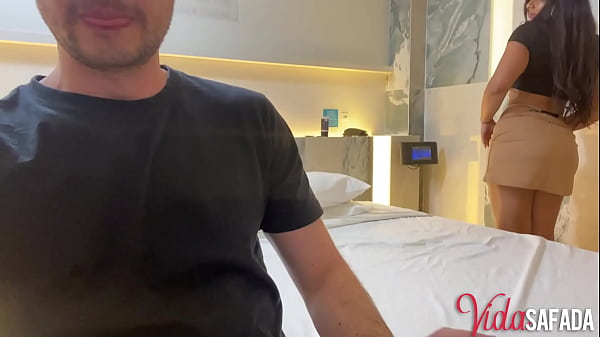 Enquanto isso eu s&oacute; assisto a minha esposa adora gozar na rola desse comedor mega dotado e safado...