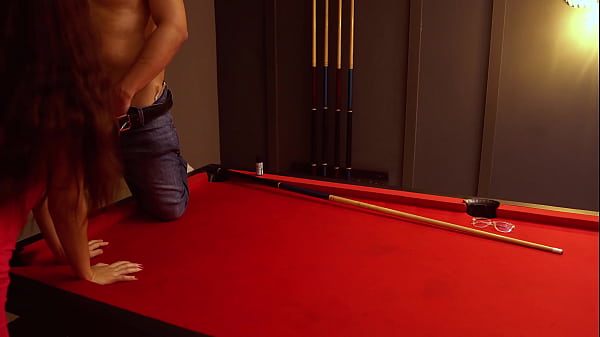 Un chico me invita a follar en su airbnb y cogemos sobre la mesa de pool