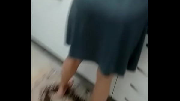 Safada lava lou&ccedil;a enquanto da a buceta