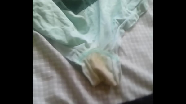 Oliendo los calzones sucios